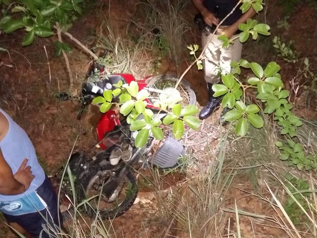 Moto caiu em barranco e jovem morreu na hora (Foto: Yure Dickson / G1)