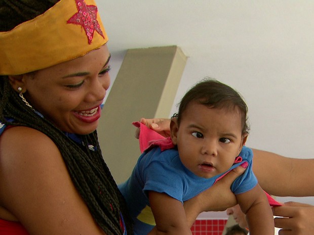 Pais se fantasiaram para participar da festa do Dia das Crianças destinada aos bebês com microcefalia (Foto: Reprodução/TV Globo)