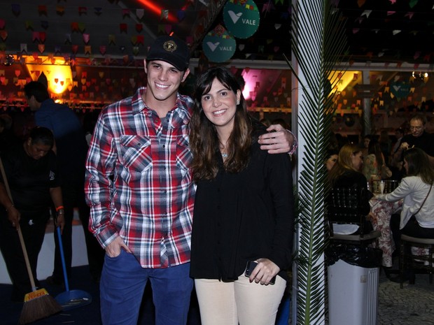 Rômulo Neto com a promoter Carol Sampaio em festa no Rio (Foto: Clayton Militão e Rafael Pires/ Foto Rio News)