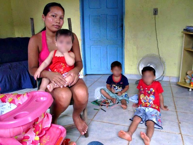 Mulher sem identidade não consegue registrar os filhos (Foto: Rayssa Natani / G1)