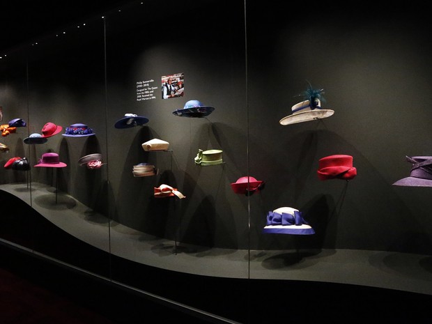 Os famosos chapéus da rainha também estarão expostos (Foto: AP Photo/Frank Augstein)