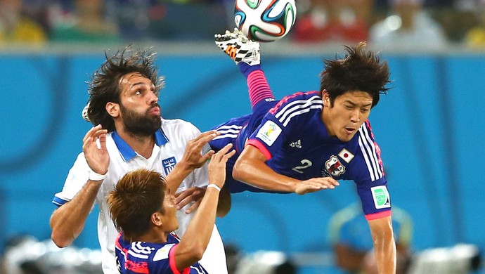Giorgos Samaras e Atsuto Uchida jogo Japão x Grécia (Foto: Getty Images)