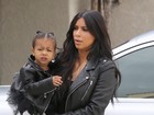 Kim Kardashian combina look com a filha em passeio nos Estados Unidos