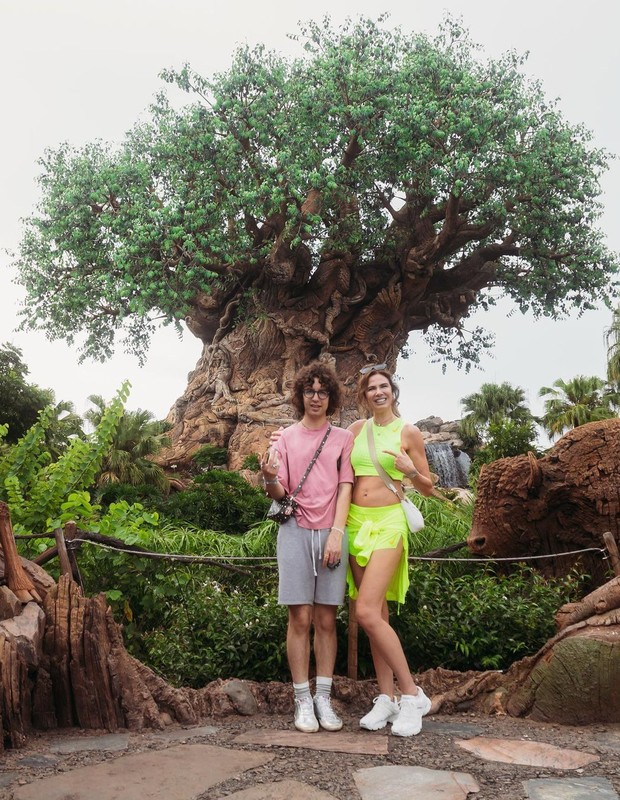 Luciana Gimenez curte parque da Disney com Lucas Jagger (Foto: Reprodução/Instagram)