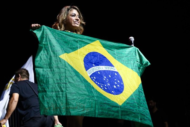 Integrante do Fifth Harmony segura bandeira do Brasil (Foto: Manuela Scarpa/Photorio News)