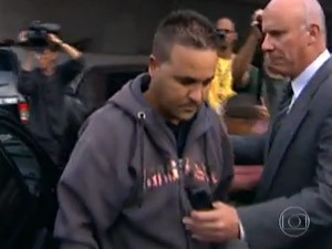 Pedreiro Vagner Fraga Ferreira chega à delegacia (Foto: Reprodução/TV Globo)