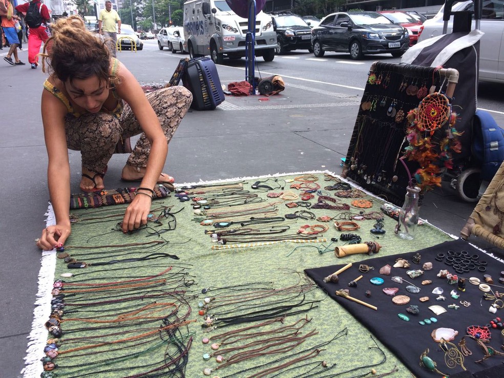 Janayna veio para SP para comprar material e vender peças que faz em macramé (Foto: Will Soares/G1)