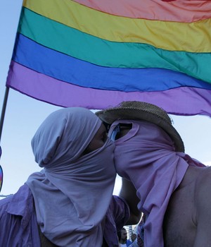 Parada Gay em Copacabana 
tem fantasiados de 'Pink Bloc' (Marcos de Paula/Estadão Conteúdo)