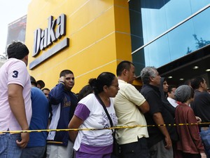 Consumidores esperam para entrar na loja Daka em Caracas (Foto: Reuters)