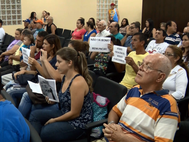 Moradores protestaram durante reunião da Câmara de Conceição dos Ouros (MG) (Foto: Reprodução EPTV) Moradores protestaram durante reunião da Câmara de Conceição dos Ouros (MG) (Foto: Reprodução EPTV)