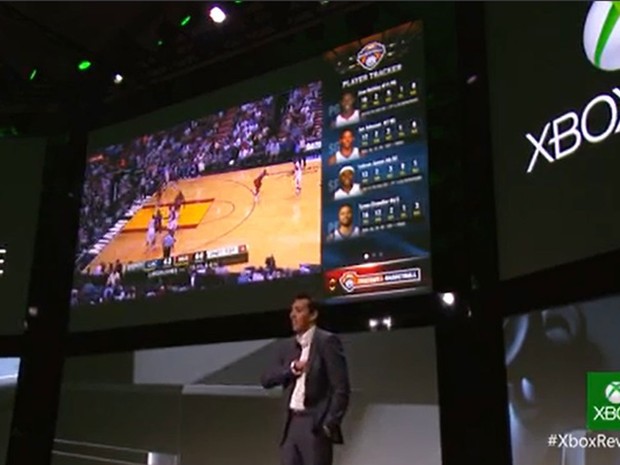 Yusuf Mehdi, vice presidente de negócios de entretenimento interativo da Microsoft, apresenta uma nova do Xbox One, que apresenta detalhes dos jogadores enquanto jogo de basquete ocorre. (Foto: Divulgação)