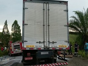 Um dos caminhões fez ultrapassagem, segundo PRF. (Foto: PRF-BA)