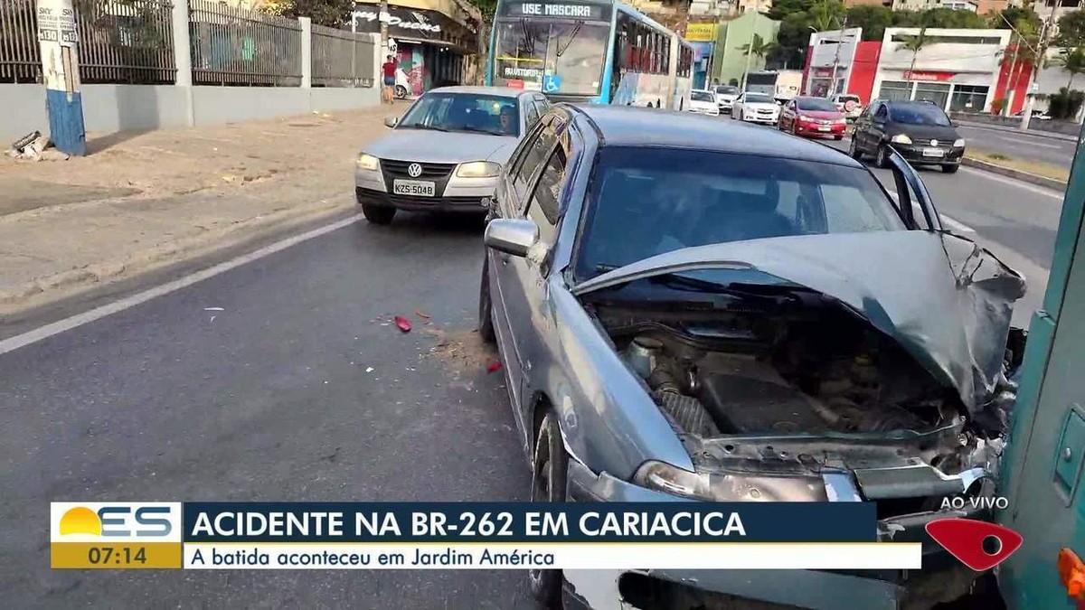 Carro Bate Na Traseira De Nibus De Turismo E Deixa Tr Nsito Lento Na