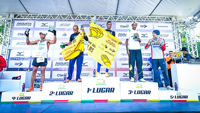 32&ordf; Maratona Internacional Porto Alegre vencedores p&oacute;dio (Foto: Cristiano Cardoso/Sports Mag)