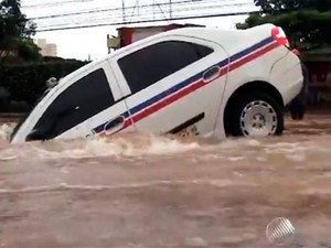 Táxi é engolido por cratera em Salvador (Foto: Reprodução/TV Bahia)
