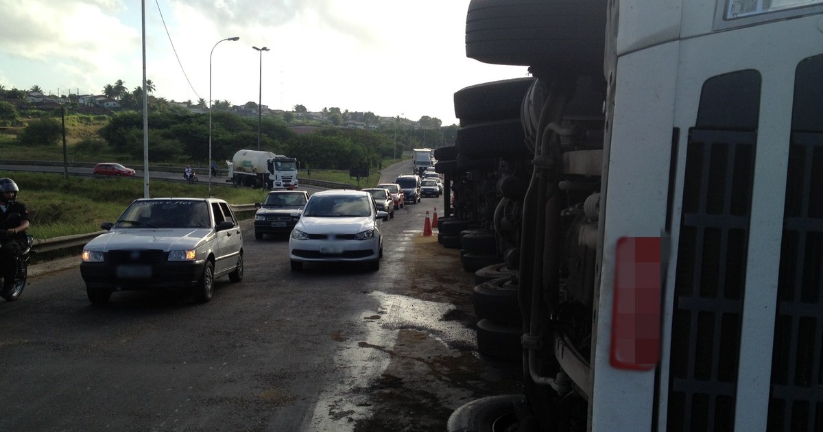 G1 Carreta tomba na BR 230 e causa lentidão no trânsito em João