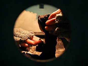 Peça é encenada dentro de caixa usada para tirar fotos (Foto: Divulgação)