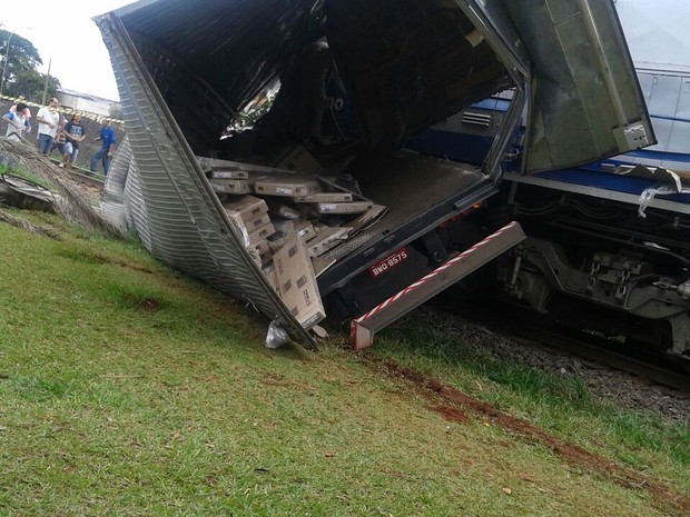 Caminhão estava carregado de móveis e tinha acabado de sair de indústria de Arapongas (Foto: Ida de Oliveira/Arquivo Pessoal)