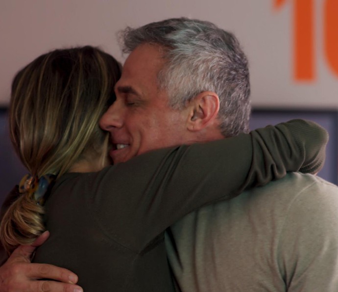 Tânia comemora com Jorjão, que deu uma superforça (Foto: TV Globo)