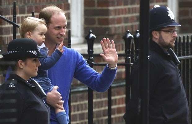 Príncipe William chega ao hospital com o príncipe George  (Foto: Matt Dunham/AP)