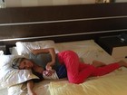 Adriana Sant'Anna posa deitada na cama e amamentando o filho
