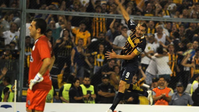 Em cantos, torcida do Rosario lembra de rebaixamentos ao declarar amor