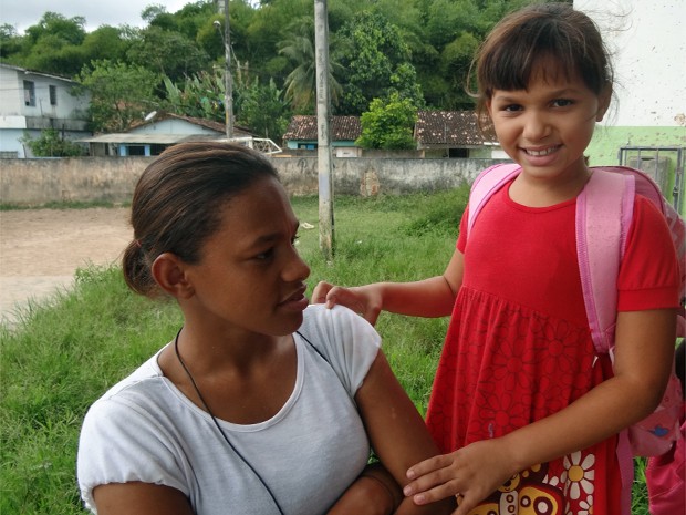 Maria Letícia e a mãe, Maria Luziara Lopes, escola Aníbal Varejão, Jaboatão dos Guararapes. (Foto: Katherine Coutinho/G1)