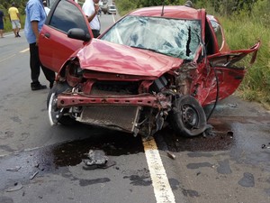 Carro que bateu com carreta em Tancredo Neves ficou destruído (Foto: Moisés de Jesus/PTN News)