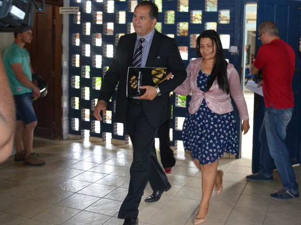 Marta saindo de delegacia para ser levada ao presídio feminino de Vilhena (Foto: Ricardo Araújo/  Rede Amazônica)