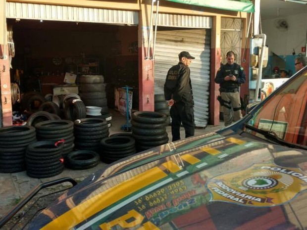 Policiais federais fazem buscas (Foto: PRF/Divulgação)