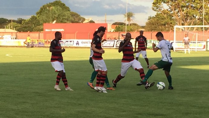Lance entre Águia Negra e Naviraiense no estádio Ninho da Águia (Foto: Orisvaldo Sales/Naviraiense)