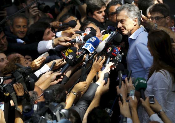 Mauricio Macri fala com a imprensa (Foto: IVAN ALVARADO (REUTERS))