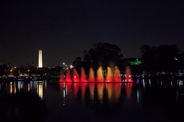 17-12-2014 - Show de luzes na fonte do parque Ibirapuera, em São Paulo (Foto: Marcelo Brandt/G1)