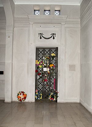 Cripta onde Elvis Presley foi incialmente enterrada, antes da transferência para Graceland, vai a leilão (Foto: AP Photo/Julien's Auctions)