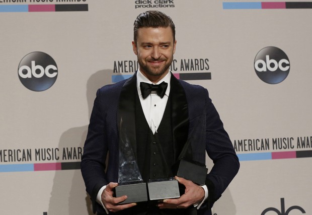 Justin Timberlake segura os três prêmios que conquistou no American Music Awards (Foto: Mario Anzuoni/ Reuters)
