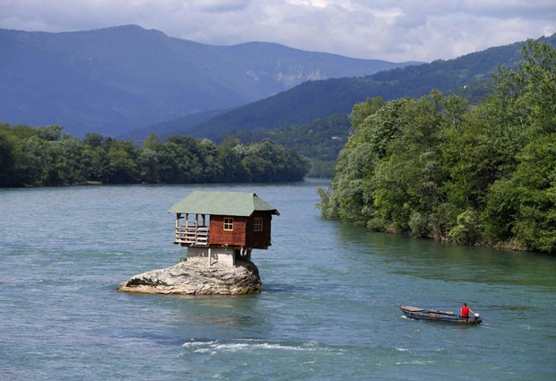 Casa se 'equilibra' sobre rocha no rio Drina, na Sérvia (Foto: Marko Djurica/Reuters)