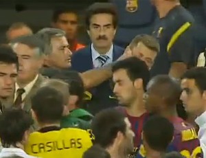 real madrid x barcelona dedo no olho mourinho (Foto: Reprodução)