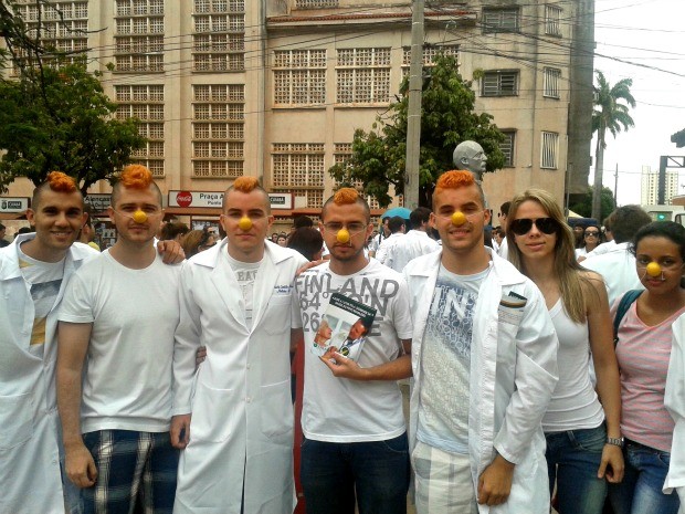 Estudantes de medicina colocaram nariz de palhaço na manifestação (Foto: Pollyana Araújo/ G1)
