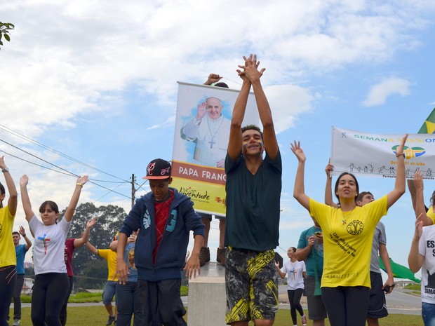 Jovens da paróquia Nossa Senhora Aparecida se preparam para JMJ com passeata pela cidade (Foto: Fernanda Zanetti/G1)