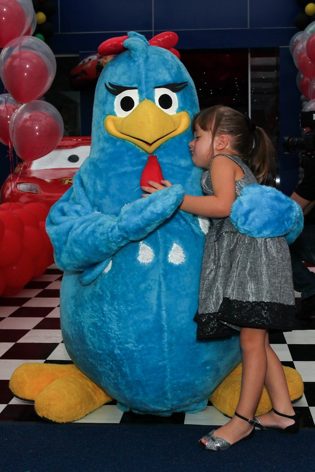 EGO - Rafa Justus posa com a Galinha Pintadinha em festa infantil ...