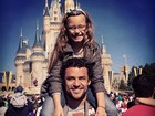 Com saudades da filha, Fred posta foto de férias com ela na Disney