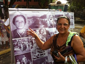 Creuza Francisca se emocionou ao ver a foto de Dona Zulmira. (Foto: Diego Souza/G1)