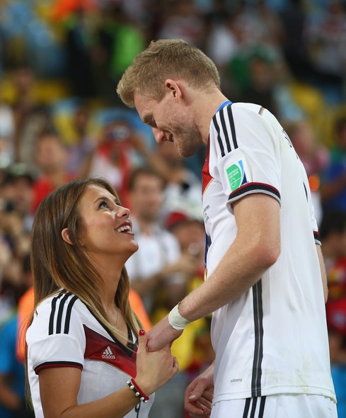 Andre Schuerrle comemora com a namorada Montana Yorke