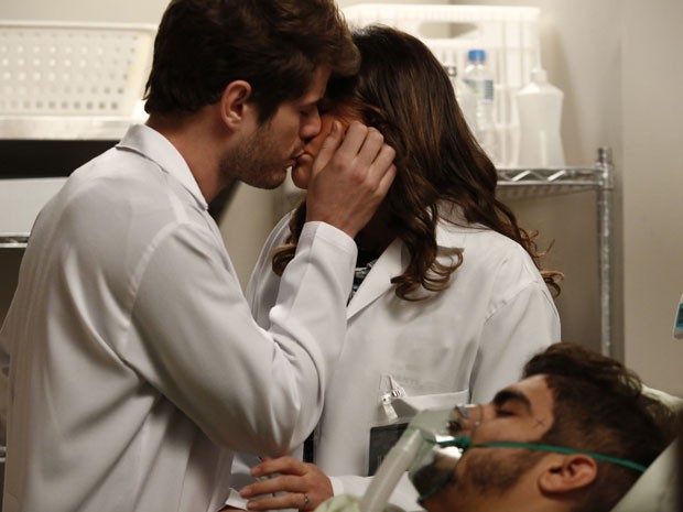 Mari e Benjamin se beijam na frente de Grego, que está em coma (Foto: Raphael Dias/Gshow)