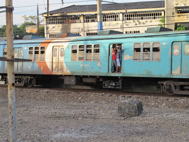 Passageiros costumam forçar portas dos trens para evitar fechamento (Foto: Marcelo Elizardo/ G1)