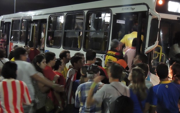 Arena Pernambuco - muvuca na porta do ônibus (Foto: Elton de Castro / Globoesporte.com)