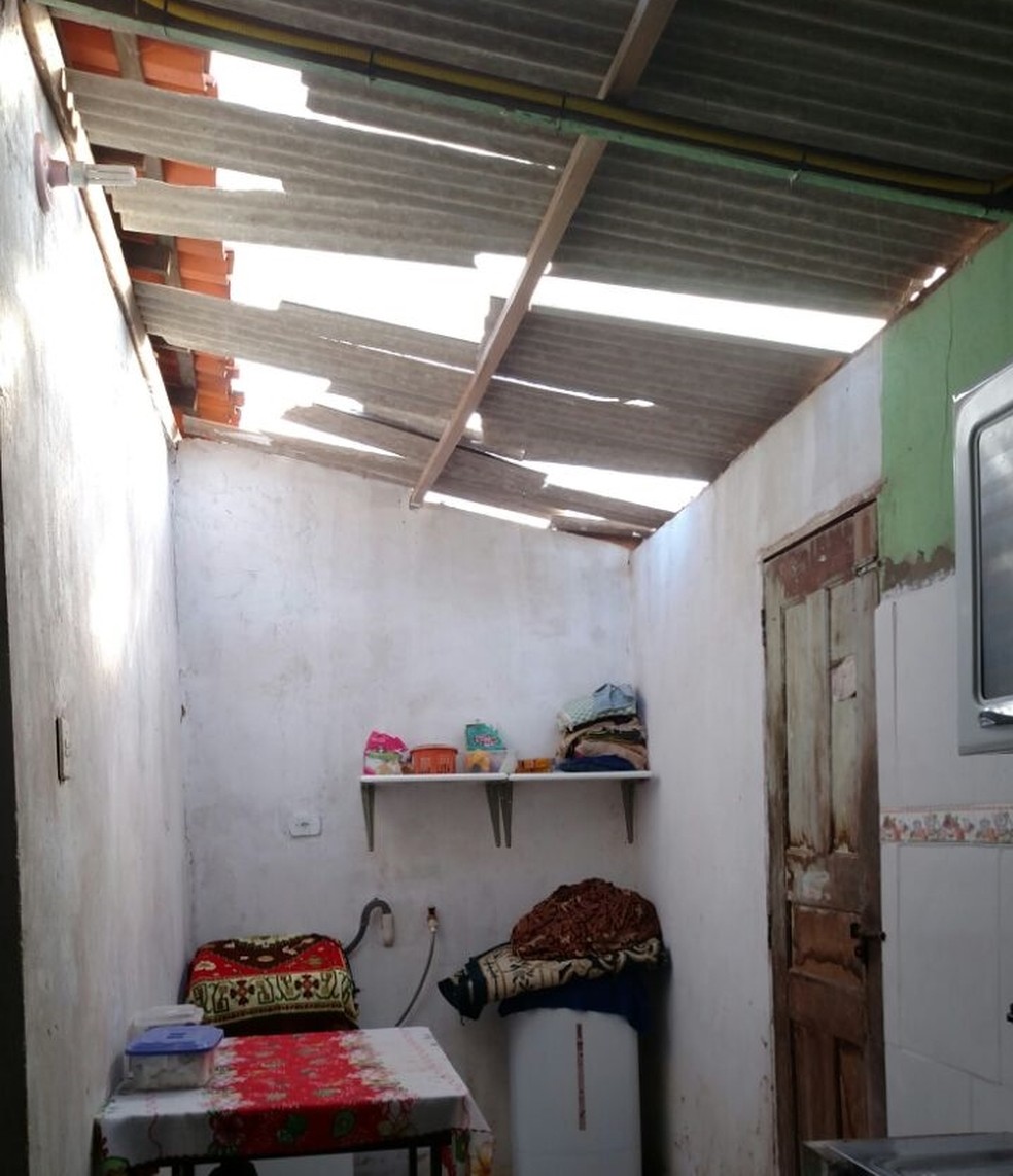 Parte do telhado foi destruído com a troca de tiros.  (Foto: Douglas Pinto/TV Mirante)