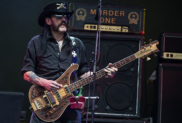 Lemmy durante uma apresentaçao em setembro de 2015 (Foto: Getty Images)