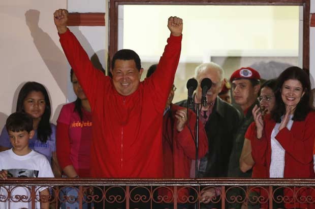 O presidente da Venezuela, Hugo Chávez, celebra sua vitória na noite deste domingo (7) em sacada do Palácio de Miraflores, em Caracas (Foto: Reuters)