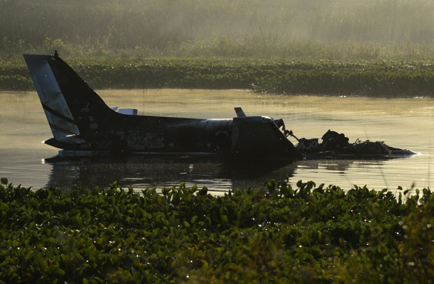 Destroços de avião que caiu em Punta del Este, no Uruaguai, nesta quinta-feira (19) são vistos nesta sexta-feira (20); 10 pessoas morreram (Foto: Pablo Porciuncula/AFP )